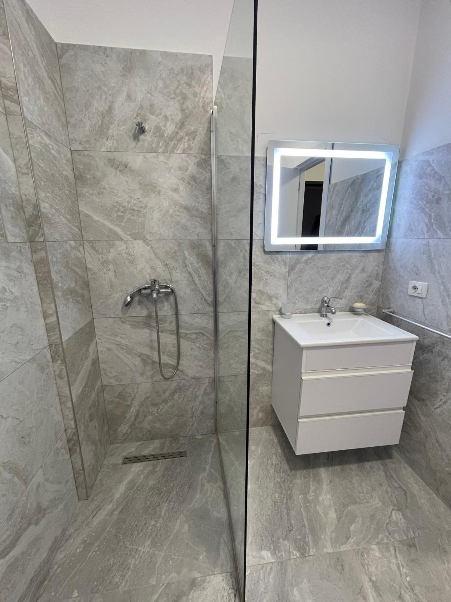 Modern Apartment In Central Vlore Luaran gambar